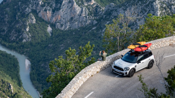 Задоволення від керування, створене природою: на MINI Cooper SE Countryman ALL4 до Гранд-Каньйону Франції. Задоволення від керування, створене природою: на MINI Cooper SE Countryman ALL4 до Гранд-Каньйону Франції.